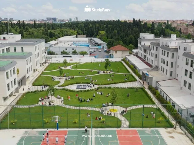 ما هي اللغة المستخدمة في المعاهد جامعة البيروني؟ 